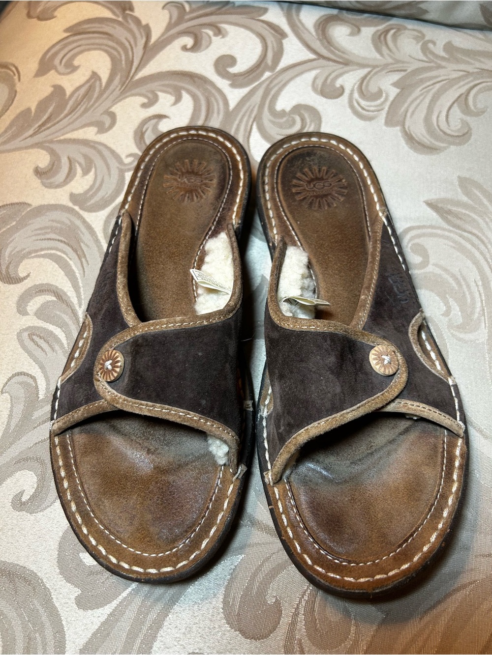 UGG Women’s 9 Kamala Brown Cream Suede Leather Sheepskin Sandals Shoes Slides